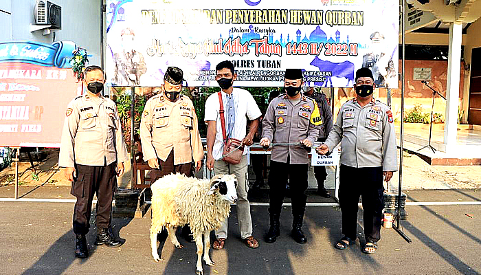 Idul Adha, Polres Tuban bagikan hewan kurban 3 ekor sapi dan 16 ekor kambing.