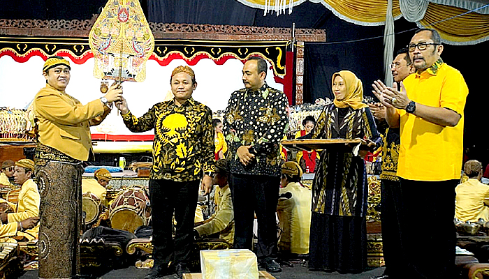 Gelar pagelaran wayang kulit di Ngawi, Sahat: Komitmen Golkar junjung budaya asli Indonesia.
