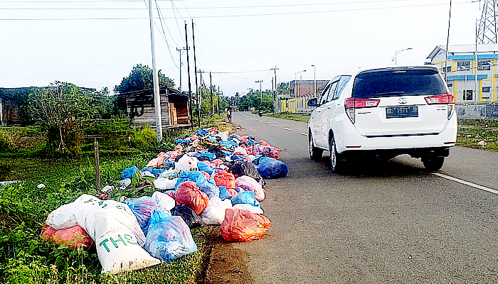 Tumpukan sampah bikin bau di pinggir jalan Blang Bintang Lama, warga yang melintas mengeluh.