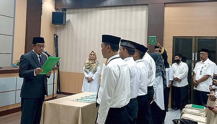 Kakankemenag Banda Aceh lantik 5 Ka. TU Madrasah, H. Abrar Zym: Patuhi undang-undang dan regulasi