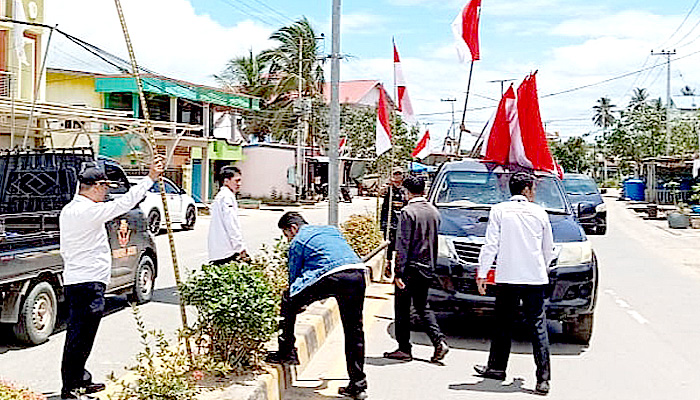 BAIS TNI inisiasi pemasangan ratusan bendera Merah Putih di sepanjang jalan Kota Sebatik.