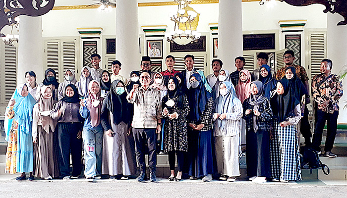 Bupati Pamekasan Baddrut Tamam lepas 38 calon penerima beasiswa kedokteran UNAIR Surabaya.