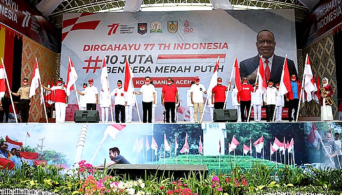 Pupuk nasionalisme, John Wempi Wetipo serahkan bendera Merah Putih kepada masyarakat Aceh