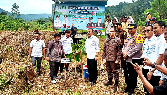 Program penghijauan PDAM Tirta Krueng Meureudu bersama Wakil Bupati dan Kajari Pidie Jaya.