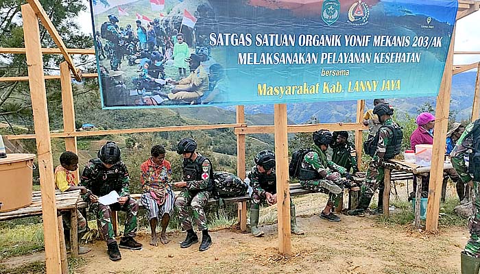 Layanan kesehatan TNI di Lani Jaya dan Kawal pelaksanaan vaksinasi di Sarmi.