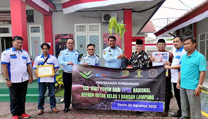 Ketum PPWI silaturahmi dan serahkan 125 bibit pohon ke rutan Kelas 1 Way Hui Bandar Lampung.