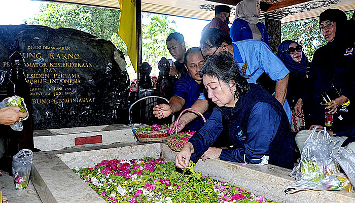 Peringati HUT RI Ke 77, kader dan pengurus NasDem Jatim ziarah Bung Karno.