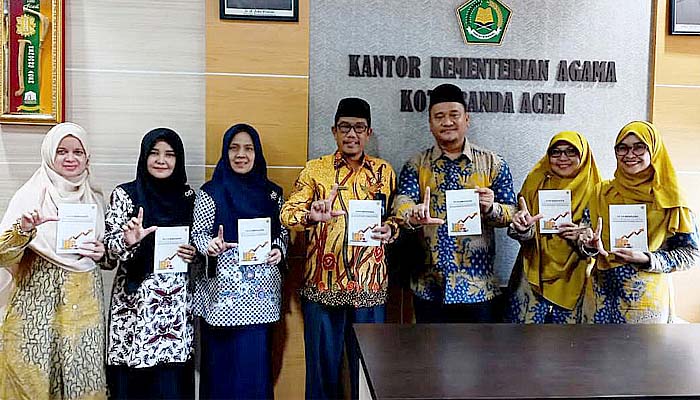 Dr Juanda, SE, MM lauching buku perdana, fiapresiasi oleh Kakankemenag Banda Aceh.