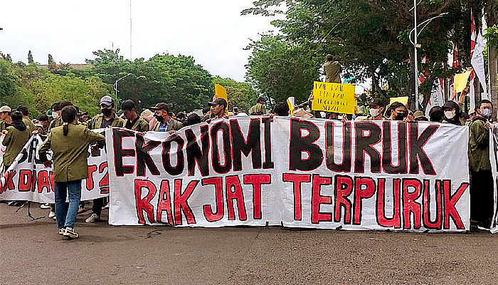 Kebijakan Pemerintah Bermasalah, Aliansi Mahasiswa di Jawa Timur Gelar Aksi