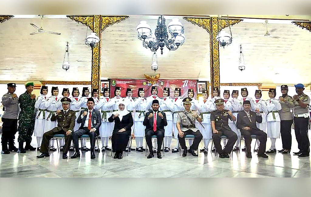 Kukuhkan anggota Paskibraka, Bupati Sumenep optimis dorong kemajuan Indonesia.