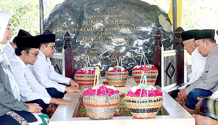 Ziarah makam Bung Karno, Gus Muhaimin ajak teladani pendiri bangsa.