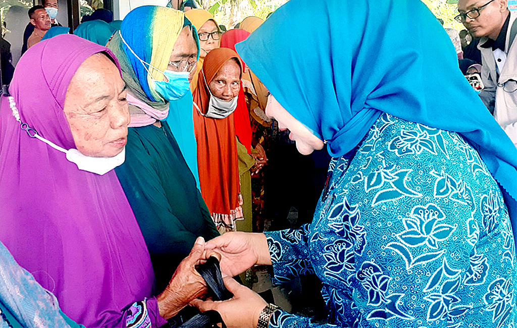Racmahwati Zainal beri bantuan sembako dan pengobatan gratis di Sebatik.