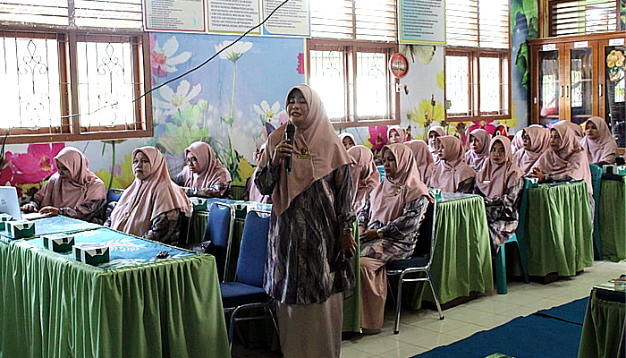 Keluarga Besar MIN 11 Banda Aceh sambut Tim SAPA Madrasah dengan karpet biru.
