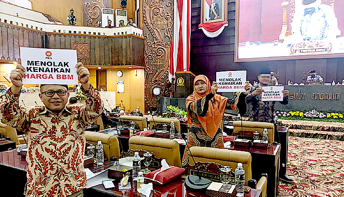 Bentang poster penolakan, Fraksi PKS di Jawa Timur tolak kenaikan BBM.