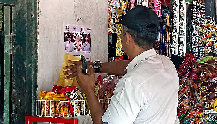 Pemkab Sumenep pasang poster terkait rokok ilegal, pelaku bisa terjerat Pasal 54 UU No. 39 Tahun 2007.