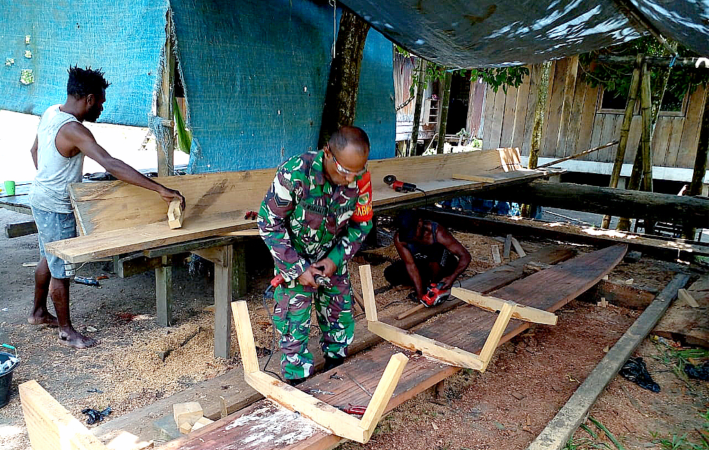 TNI bantu warga Papua bikin perahu dan siapkan lahan percontohan.