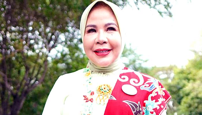Rachmawati Zainal tampil memukau di perayaan Hari Batik Nasional 2022.