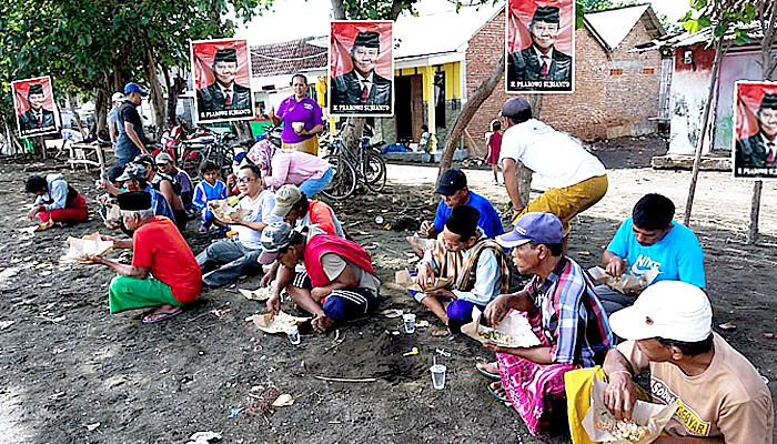 Sahabat Prabowo Situbondo gelar kerja bakti dan makan bareng warga