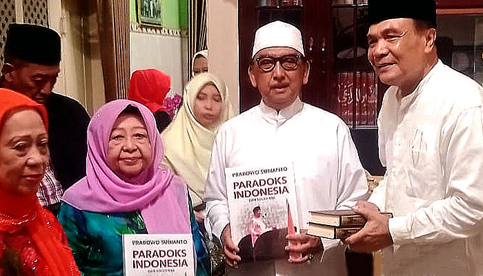 Letjen TNI Sjfrie Sjamsoeddin dan Rombongan Berziarah Ke Makam KH Wahab Hasbullah