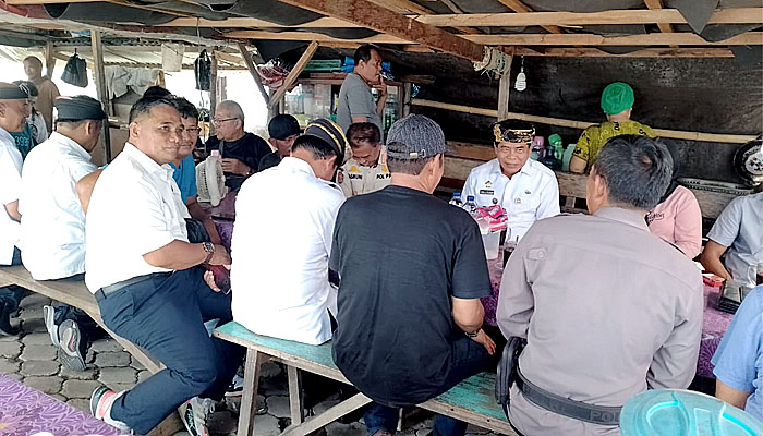 Gubernur Kaltara sosialisasikan penataan ruang kepada para pedagang di Jalan Lingkar Nunukan.