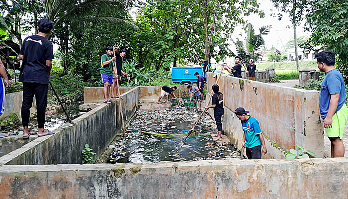 Cinta Lingkungan, PMII Guluk-Guluk Bersihkan Sampah di Area Pondok Pesantren Annuqayah