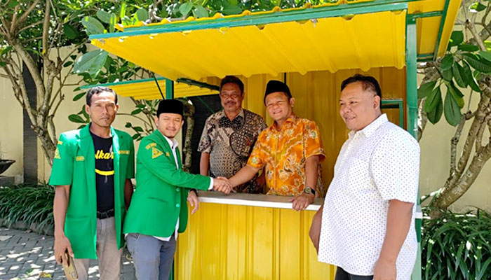 Ketua Golkar Sarmuji Gelontor Gerobak UMKM Untuk PAC Ansor Se Kediri