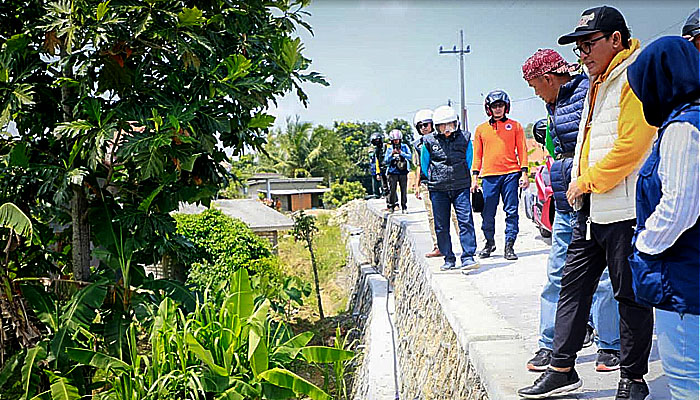 Turun Lapangan, Bupati Pamekasan Tinjau Perbaikan Jalan Kecamatan Pegantenan Gunakan Motor.