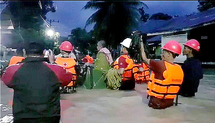 Relawan PMI Pidie jaya  Bantu Korban Banjir