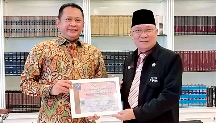 Ketua MPR RI Terima Certificate of Appreciation dari PPWI Nasional
