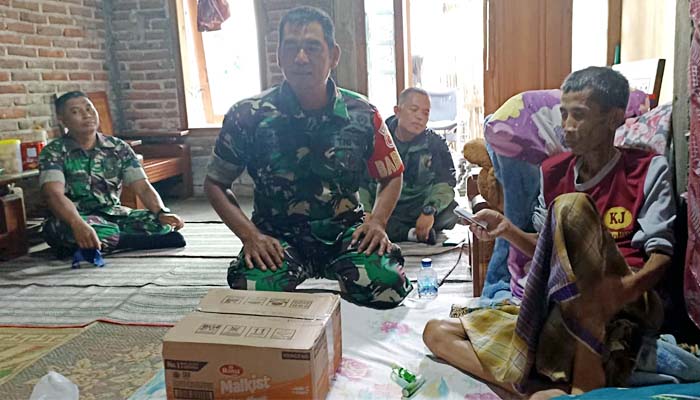 Kunjungi Warga, Anggota TNI Koramil 0802/11 Bungkal Serahkan Bantuan