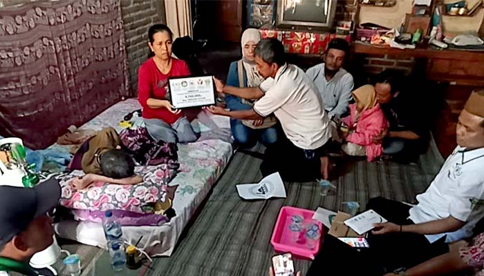 Gandeng Komunitas Sosial, NU Care-LAZISNU Kecamatan Bungkal Serahkan Bantuan Untuk Penderita Kanker Ganas Warga Bancar