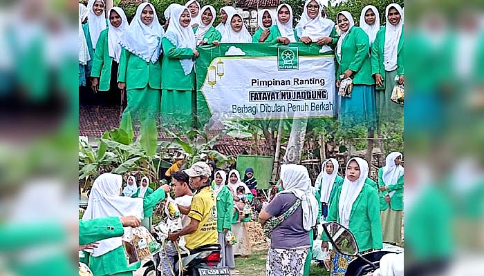 Fatayat NU Desa Jaddung Berbagi Takjil di Bulan Ramadhan