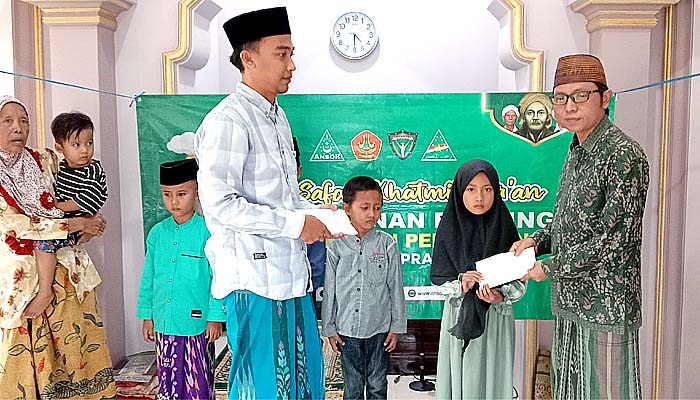 Pemdes Pragaan Daya dan PAC GP Ansor Santuni Anak Yatim di Bulan Ramadhan