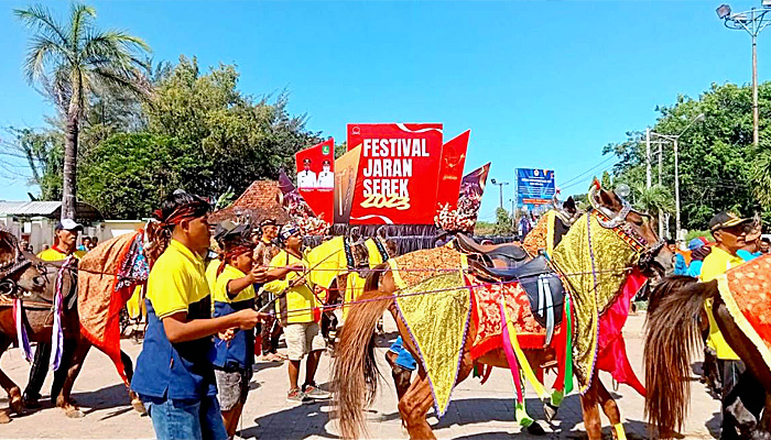 Festival Jaran Serek 2023, Cara Bupati Fauzi Menjaga Budaya dan Meningkatkan Ekonomi Masyarakat SumenepFoto: Penampilan kuda di festival jaran serek