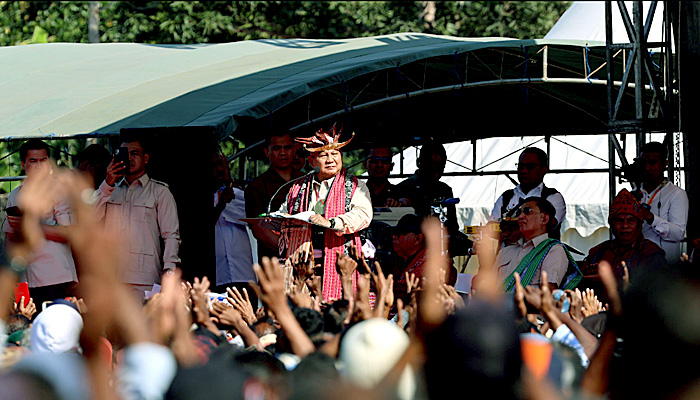 Puluhan Ribu Masyarakat Perbatasan Deklarasi Dukung Prabowo Sebagai Presiden di Stadion Haliwen NTT