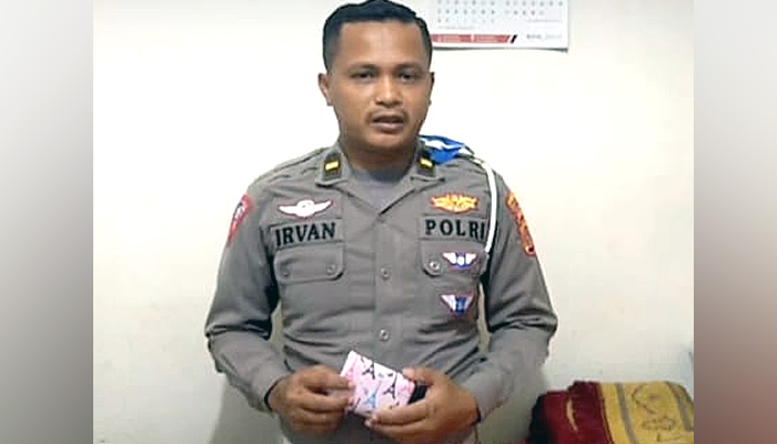 Ipda Irvan Kbo Lantas Polres Aceh Utara Amankan Dompet Kecil Warna Pink Berisi Emas