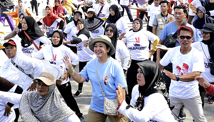 Titik Soeharto Ikut Senam Bersama Warga di Pantai Pandansimo Bantul