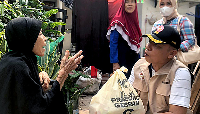 Tim Aksi Polaitik Prabowo Gibran Bagikan Sembako Door to Door di Kelurahan Srengseng