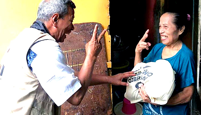 Tim Aksi Prabowo Gibran Bagikan Paket Sembako di Gang Gang Kumuh Glodok Saat Hari Natal