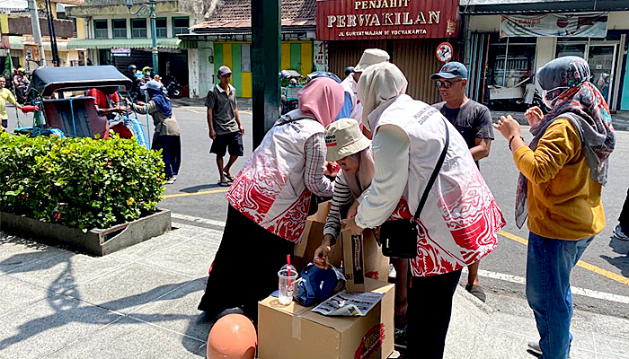 Pejuang Milenial Prabowo DIY Bagikan Makan Siang dan Susu Gratis untuk Tukang Becak di Sepanjang Jalan Malioboro