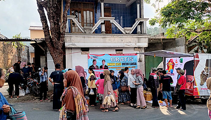 TKD Ponorogo Prabowo-Gibran Bagikan Nasi dan Susu Gratis Bagi Pengunjung Pasar Sombro