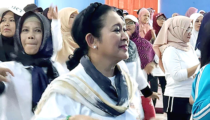 Titiek Soeharto Senam Bersama Emak-emak di Kelurahan Donotirto, Sleman