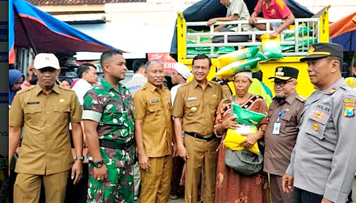 Pj Bupati Pamekasan Salurkan Beras Murah di Kecamatan Waru untuk Stabilitas Harga