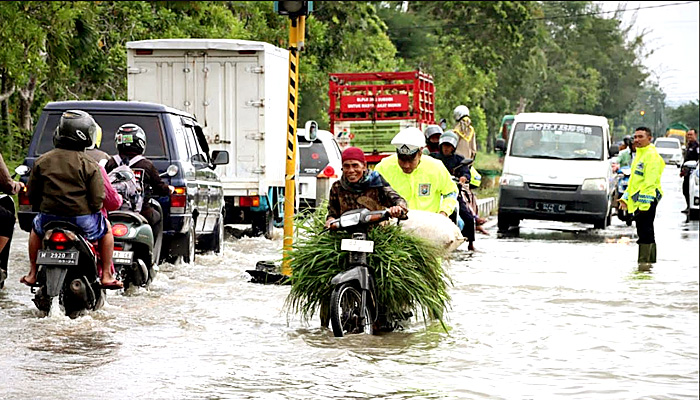 Polisi di Sumenep Bantu Warga Dorong Kendaraan Terjebak Banjir