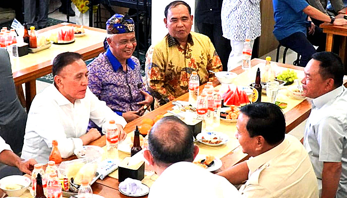 Anton Charliyan Dampingi  Prabowo Makan Baso di Warung Mang UKA di Cimahi jabar