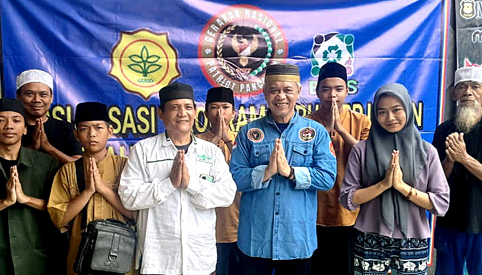 Anton Charliyan dan Ade Herdi Waketum DPD Gerindra Jabar bagikan Al Quran dan Perangkat Sholat Titipan Prabowo Subianto ke Pesantren