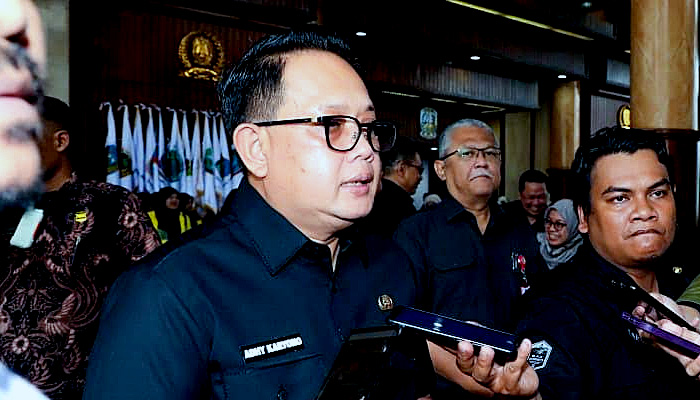 Kebijakan  Kadindik Bikin Cemas, Pj Gubernur Adhi Karyono Cuek Nasib GTT dan PNPNSD di Jawa Timur