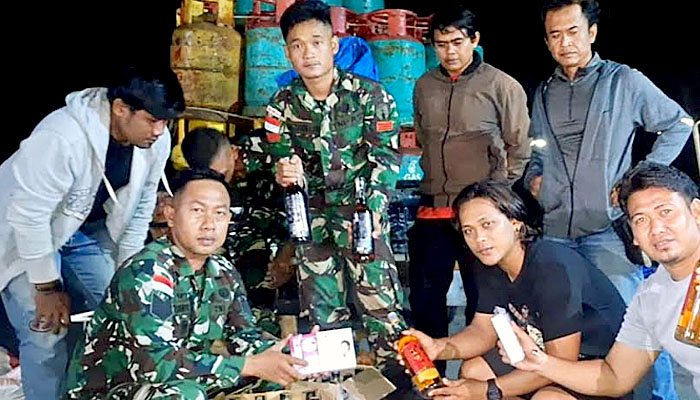 BAIS TNI Bersama Satgas Pamtas Yon ARH 08/MBC Sukses Gagalkan Penyelundupan Miras dan Kosmetik Dari Malaysia