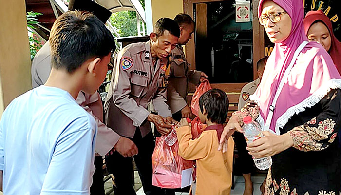 Polsek Cakung Beri Santunan Pada Anak Yatim