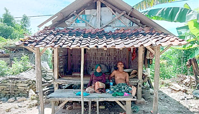 Pasca Rumah Roboh Akibat Hujan Lebat Dua Tahun Silam, Pasutri di Guluk Guluk Sumenep Tinggal di Gubuk Bambu